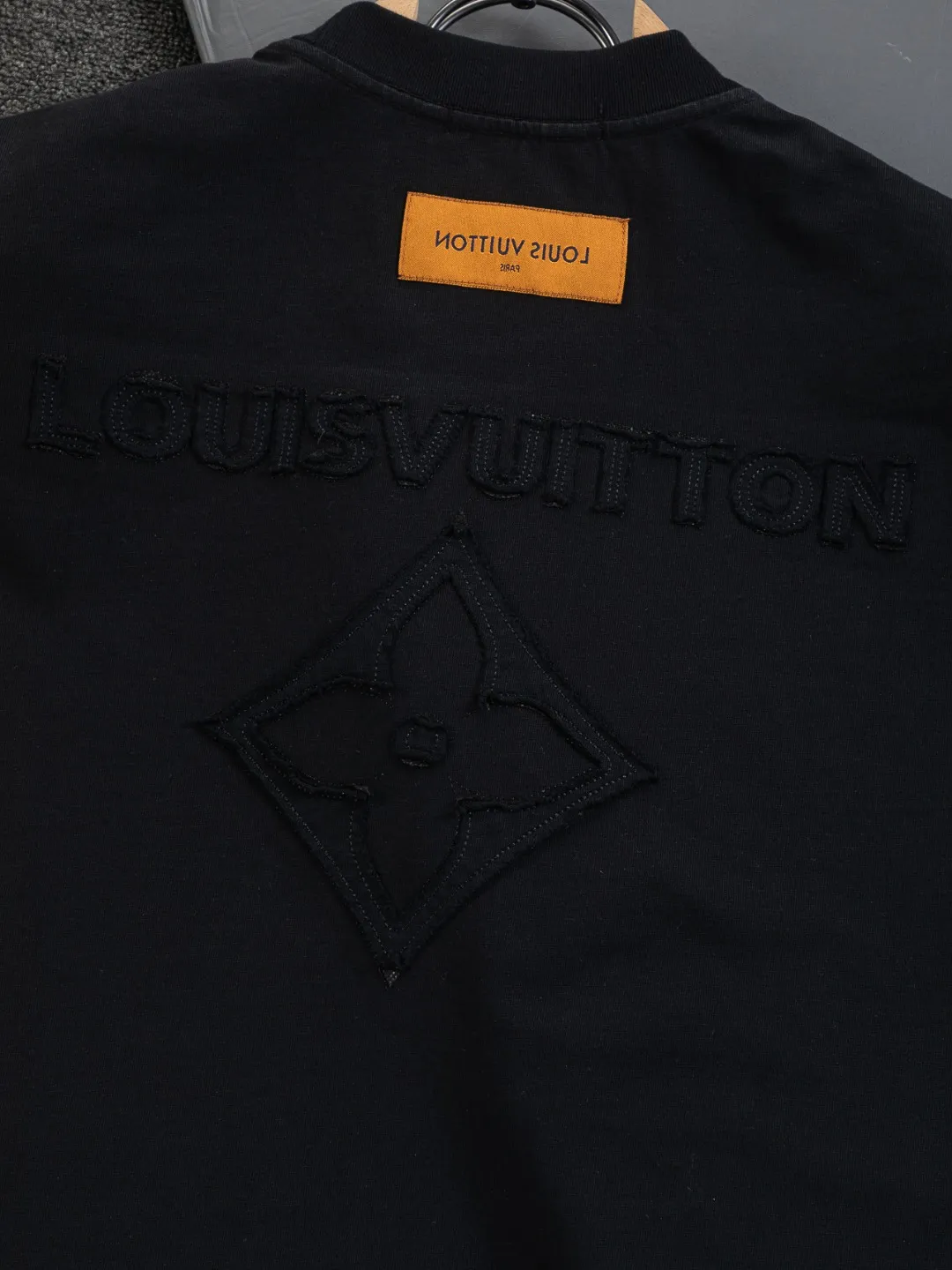🅿️200 Louis Vuitton 1V LV lv slightly wide version S-XL LV 26ss new products are available at the counter simultaneously. Multiple craftsmanship. Chest patch letters 🪡 embroidery. Back patch letters four-leaf clover 🍀🪡 embroidery. Round neck short-sleeved T-shirt, same style for men and women! Consigned to one-to-one creation. Synchronized with the official website, pure cotton fabrics at the counter! It is close to the skin and comfortable, durable and easy to wear. It has a classic and simple logo design and meticulous original craftsmanship. Short-sleeves, a must-have item for men, do not appear to be the same for the general public, but must be unique and eye-catching. This LV short-sleeve is all about quality, comfort, the same shape and fashion as always, including fabrics and cutting techniques. All of them have been made with great effort! 320 grams of washed pure cotton fabric, pure cotton is breathable, very refreshing and comfortable for daily wear. The rib knitting on the neckline is smooth and tight, and the neckline will not be skewed if you toss it at will. The loose version, you will find that it looks really good on the upper body. The overall is minimalist and neat, super versatile for daily use! Pair it casually with a pair of pants for a youthful look. A T-shirt will make your outfit crazy. It is a fashionable item that can never go wrong! Color: Black White Size: S-XL Size chart: S: Shoulder width 50-Bust 56-Length 70 M: Shoulder width 52-Bust 57-Length 72 L: Shoulder width 54-Bust 59-Length 74 XL: Shoulder width 56-Bust 62-Length 76